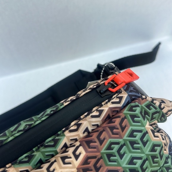 New GUESS Geometric Patterned Crossbody Bag/Belt Bag - Picture 8 of 15